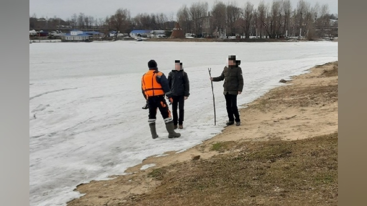 "Палкой пробивали лед": в Ярославле спасли двух подростков