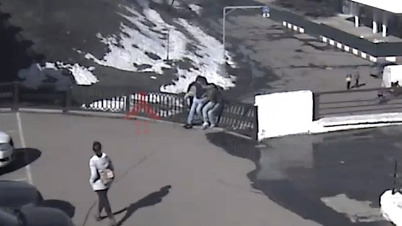 "Только прислонились": рухнул чугунный забор на набережной. Видео
