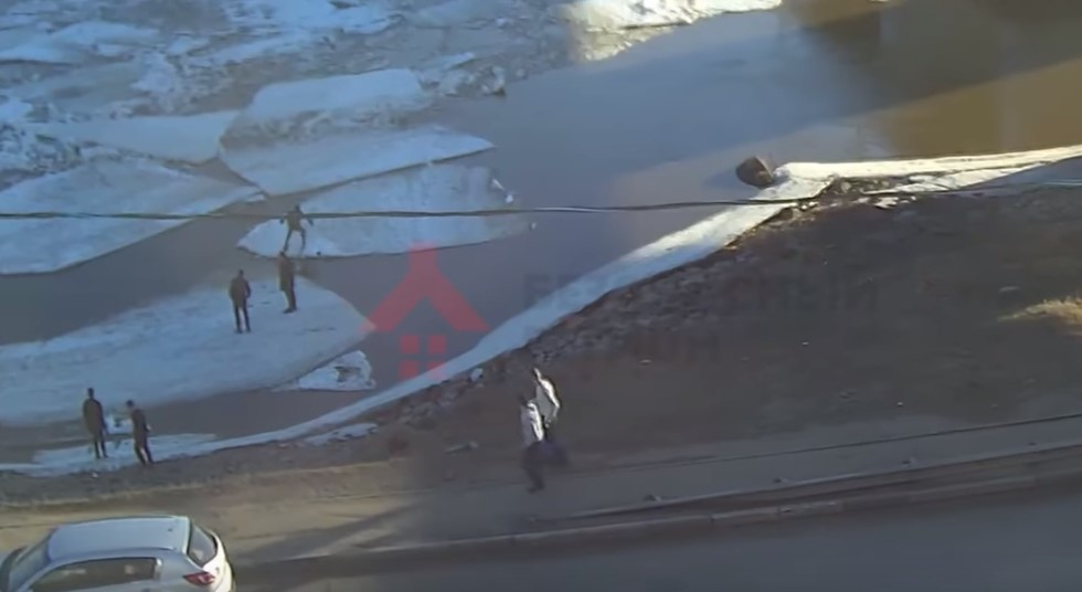 Прохожие не реагировали: подростки устроили опасные игры на льду в Ярославле. Видео