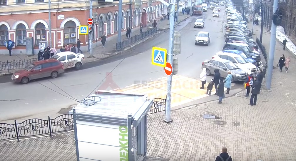 Иномарка "летела" в толпу: в центре Ярославля произошло ДТП с такси. Видео