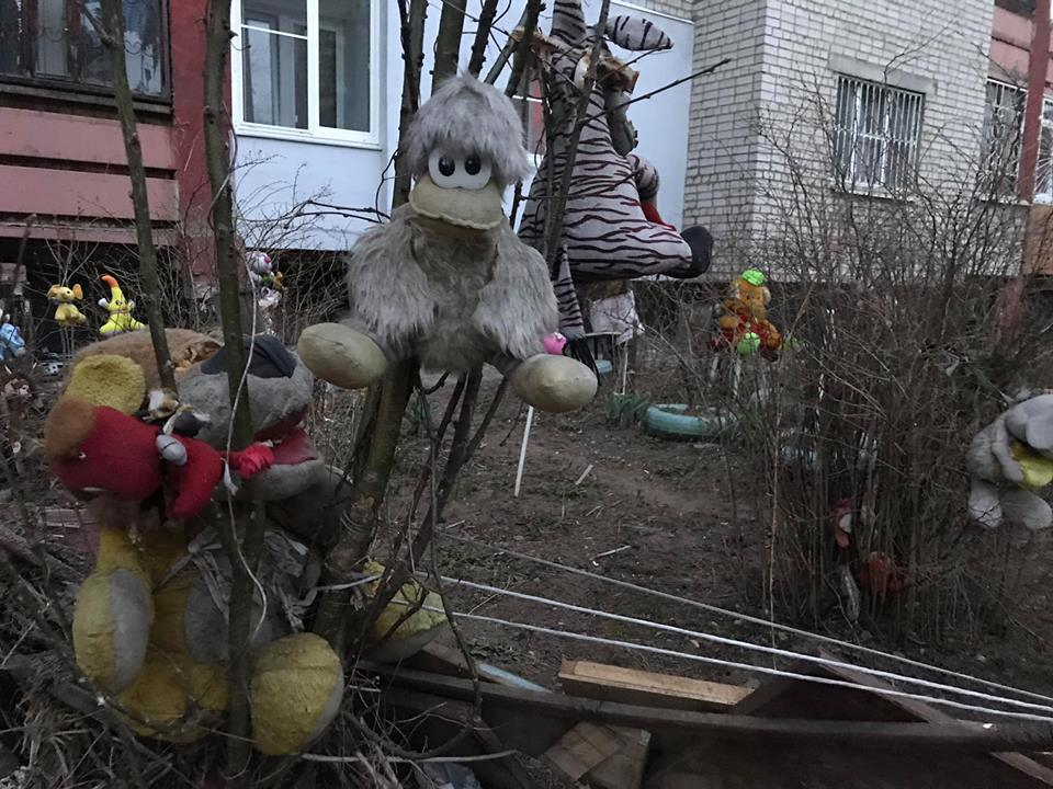 "Хоррор по-ярославски": "распятых" игрушек на деревьях предлагают запретить законодательно