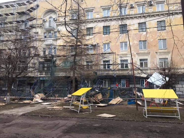 В центре Ярославля на детскую площадку рухнули строительные леса: фото с места ЧП