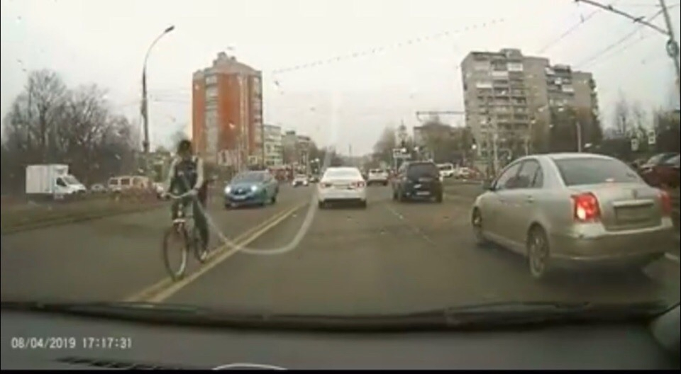 Двойная сплошная превратилась в велодорожку: видео из Ярославля