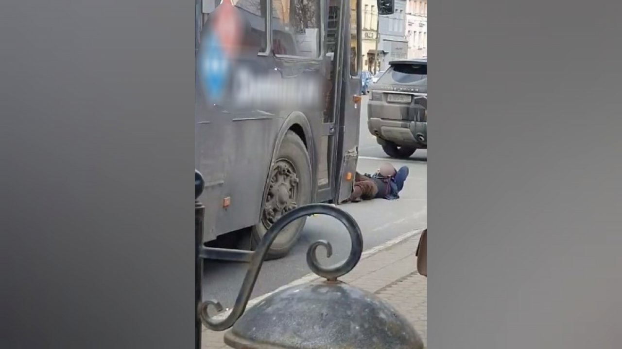 "Снимал все на телефон": мужчина лег под колеса троллейбуса в Ярославле