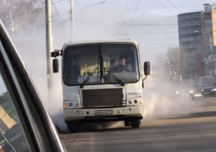 Дымится, но едет: видео с опасной маршруткой напугало ярославцев
