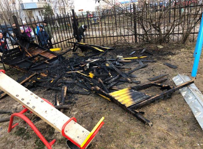 Домик горел – дети играли: ребенок поджег детскую площадку в Брагино