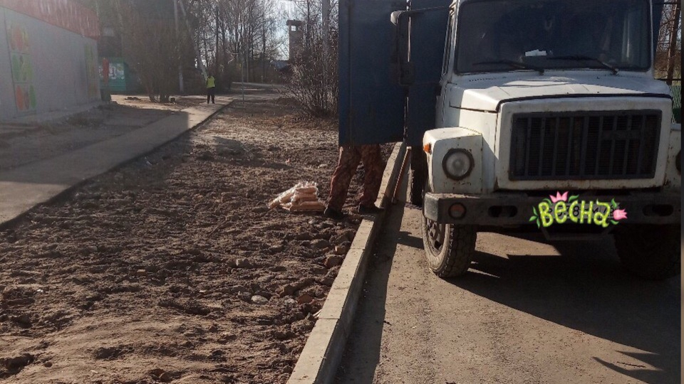 «Спасибо, что не топтал ногами»: в Рыбинске фуру с хлебом разгрузили прямо в грязь