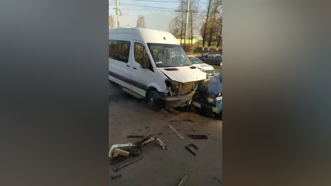 «Раздробило капот»: микроавтобус протаранил легковушку в Ярославле. Видео