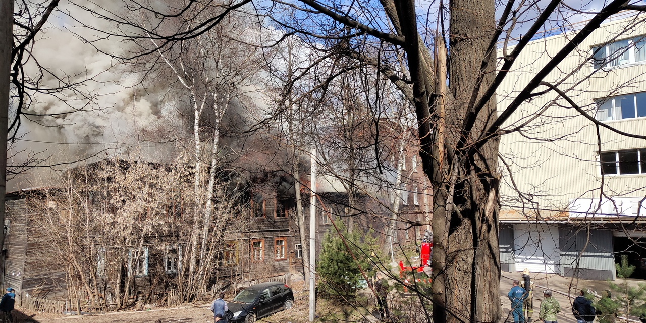Черный дым в центре: подробности пожара многоквартирного дома в Ярославле. Видео
