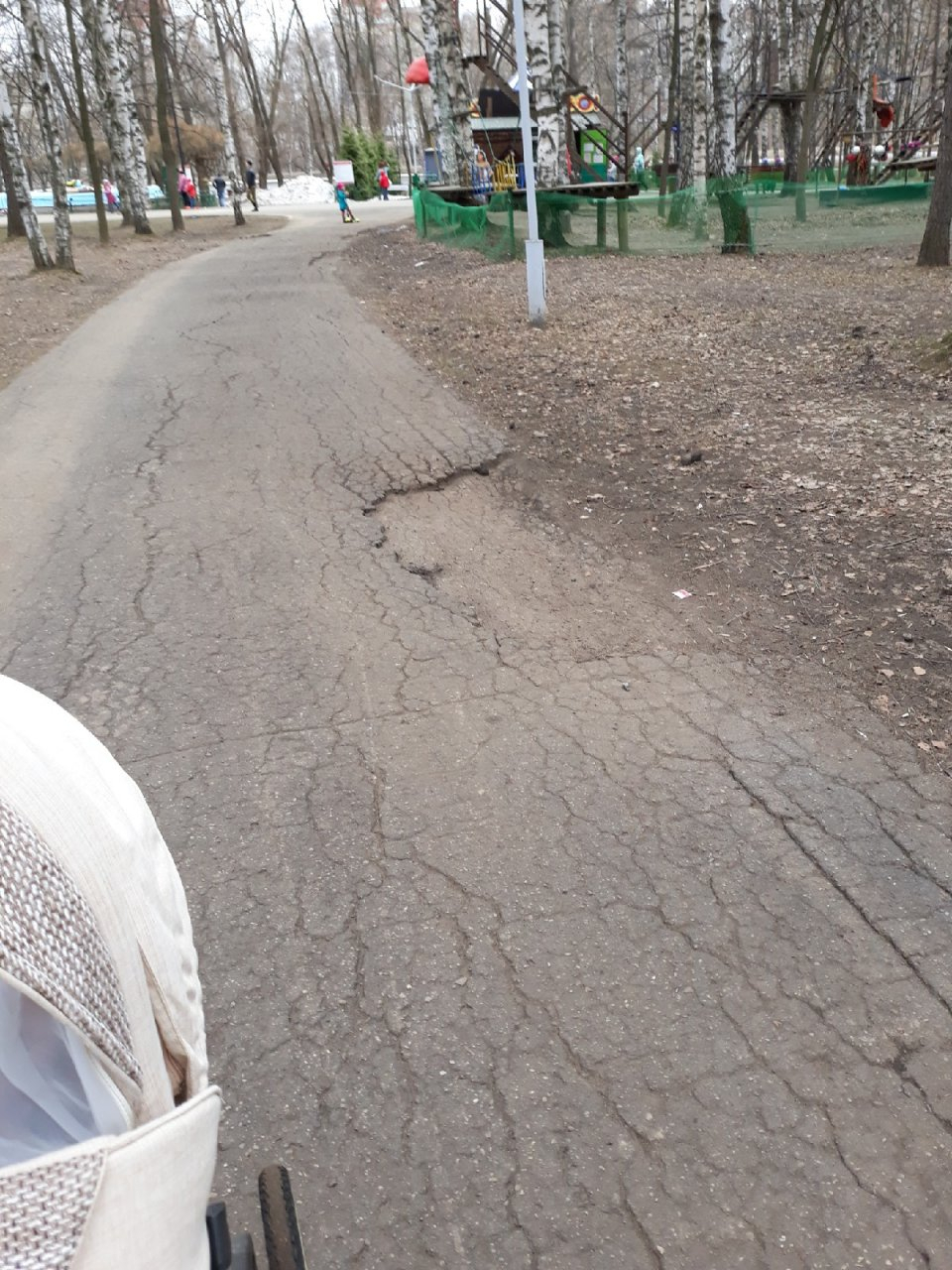 "Мы теряем терпение": в Ярославле разваливается отремонтированный парк