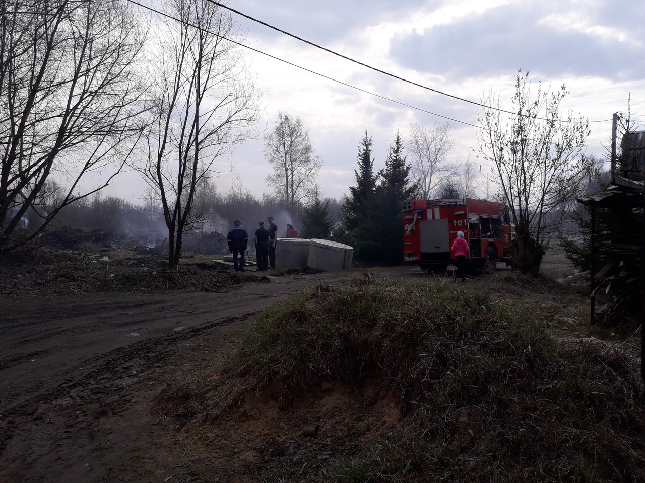 Огоньки пламени бегают рядом с жилыми домами: что горит в Ярославле