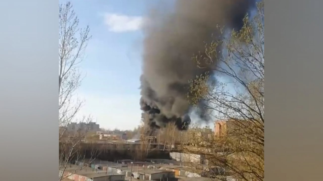 Полыхнуло у торгового центра: крупный пожар на Московском проспекте в Ярославле. Видео