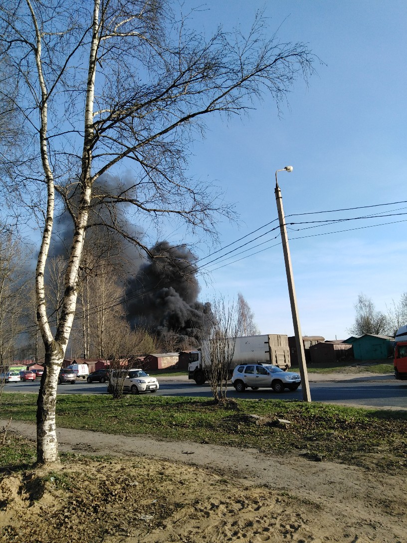 "Сожгли дети": пожар на Московском уничтожил автомобили ярославцев. Видео