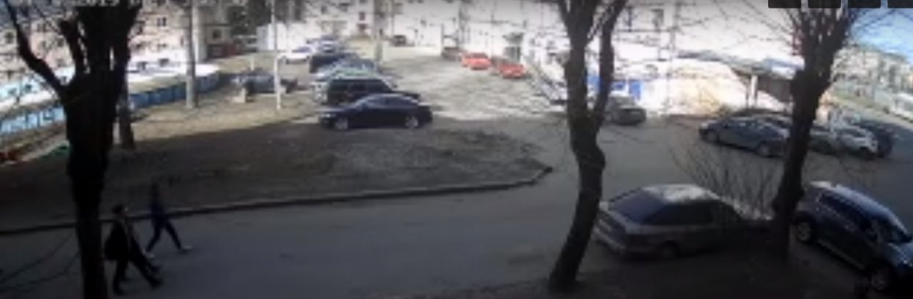 Банда подростков бьет стекла иномарок: видео из Рыбинска