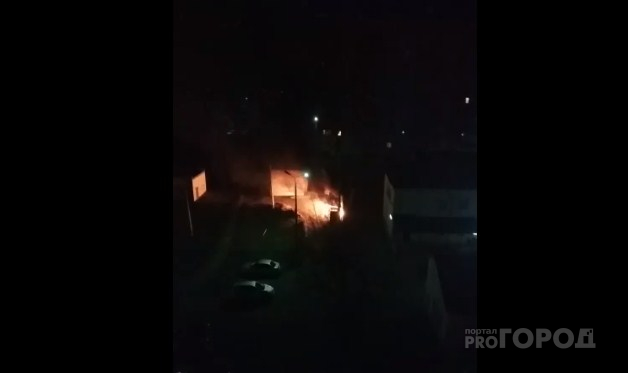 "Взрывы один за другим": пожар во дворе напугал ярославцев