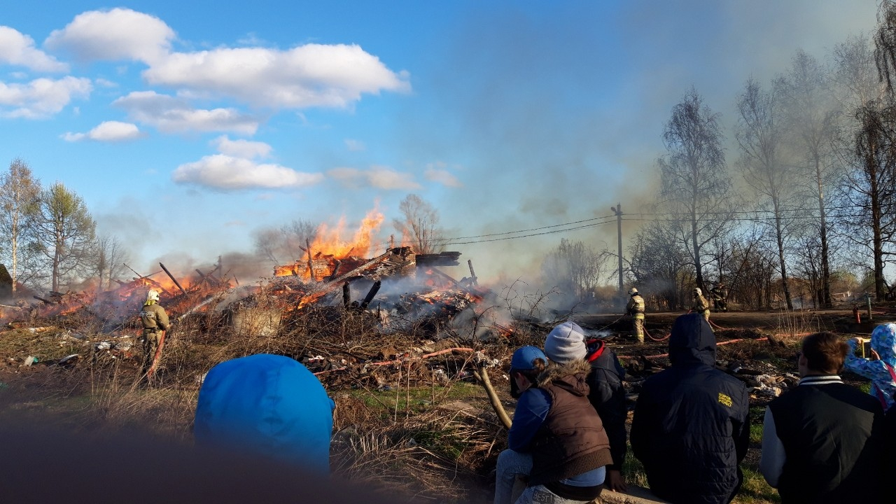 Пламя вспыхнуло резко: дом полыхает в Новоселках