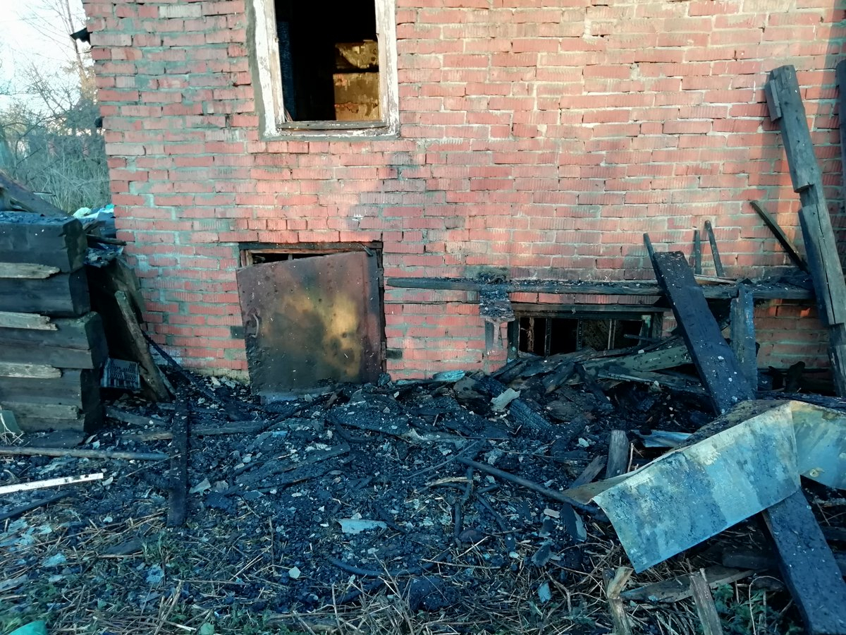 Дом выгорел дотла: в Ярославле в пожаре погиб мужчина