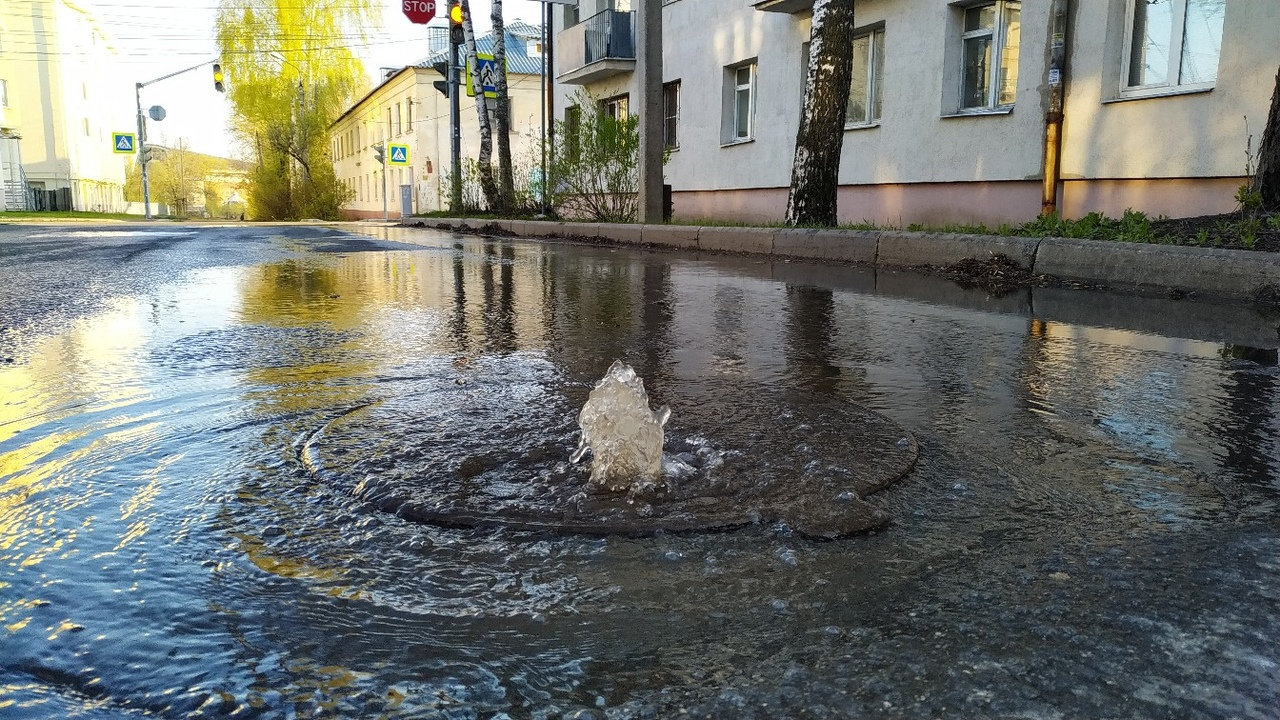 Город старых труб: в Ярославле посреди дороги забил фонтан