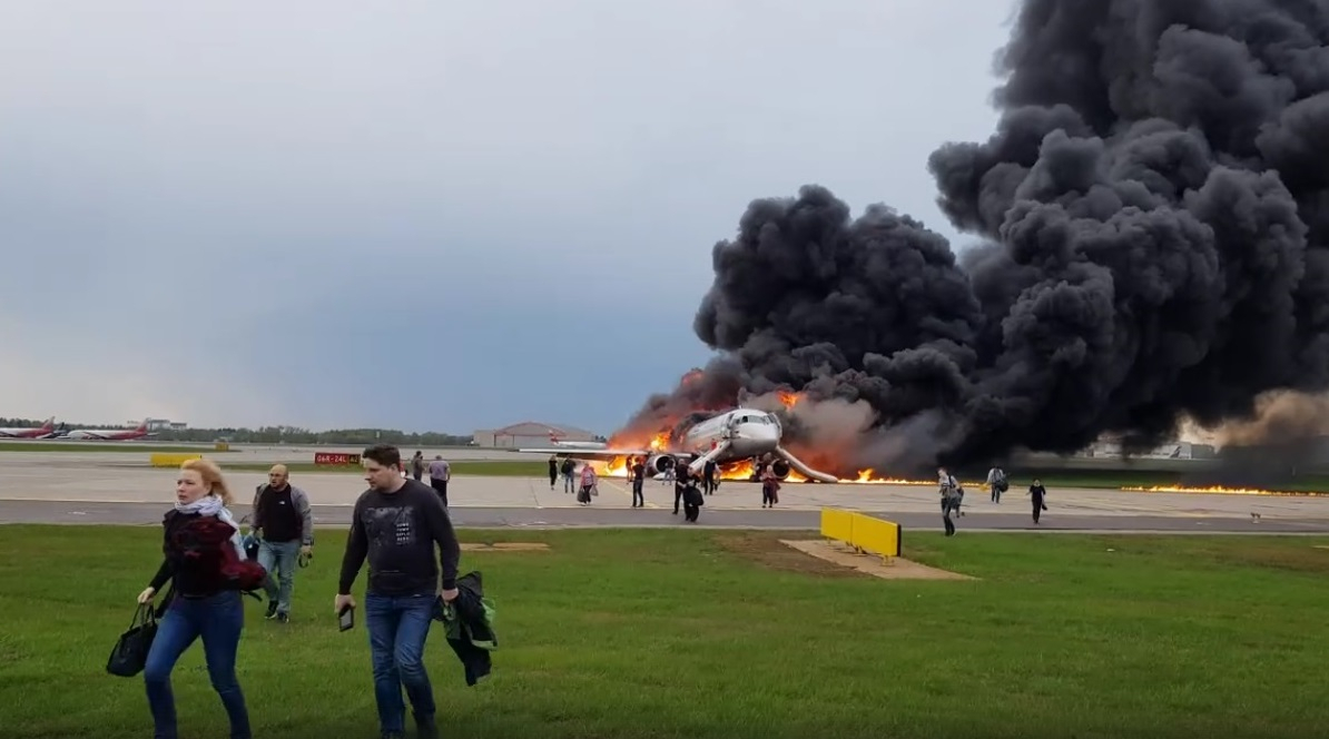 "Моя фамилия в списке раненых - фейк": уцелевший в горящем самолёте пассажир об аварии. Видео