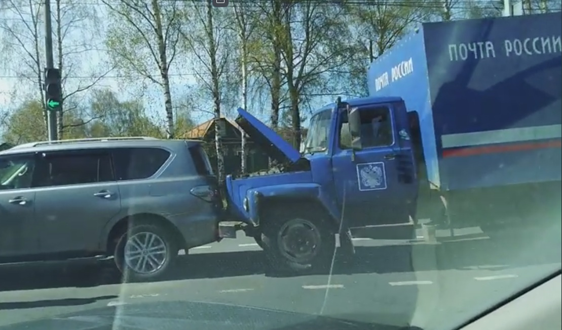 Почтовый грузовик протаранил две легковушки в Ярославле: подробности
