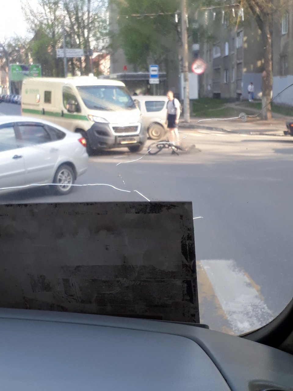 Колеса согнуло "восьмеркой": в Ярославле инкассатор сбил велосипедиста