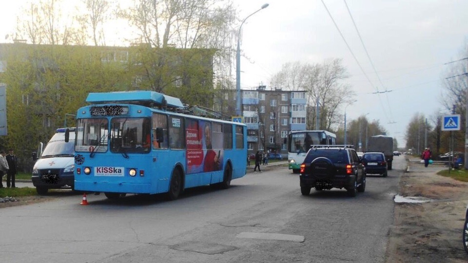 Выскочил под колеса: в Рыбинске водитель троллейбуса сбила ребенка