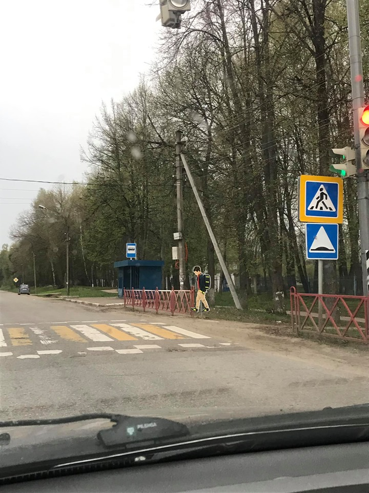 "Нужно проволоку и автоматы": в Ярославле сломали дорожный знак в виде мальчика