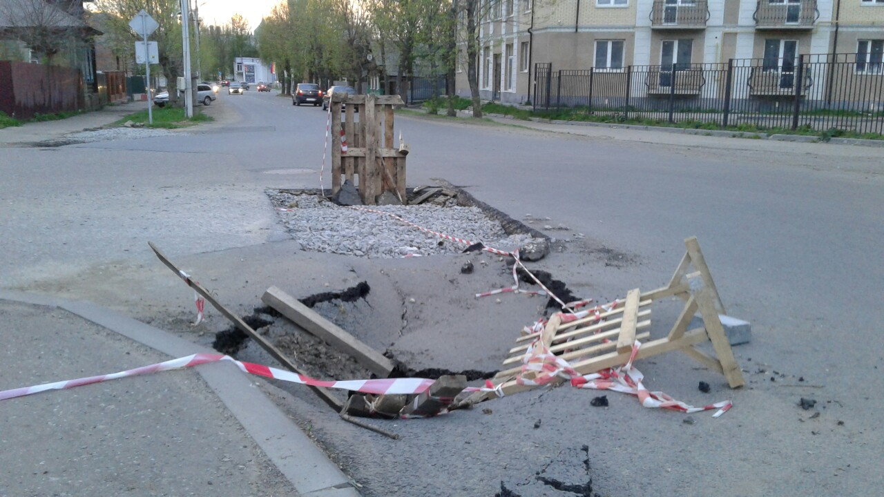 Город разваливается по частям: фото провалившегося асфальта из Ярославля