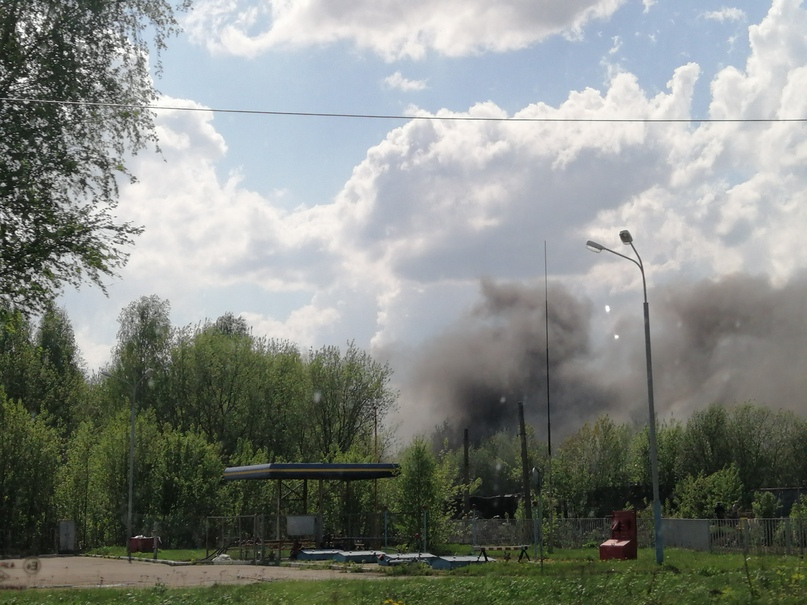Черный дым и куча пожарных: что горит в Ярославле