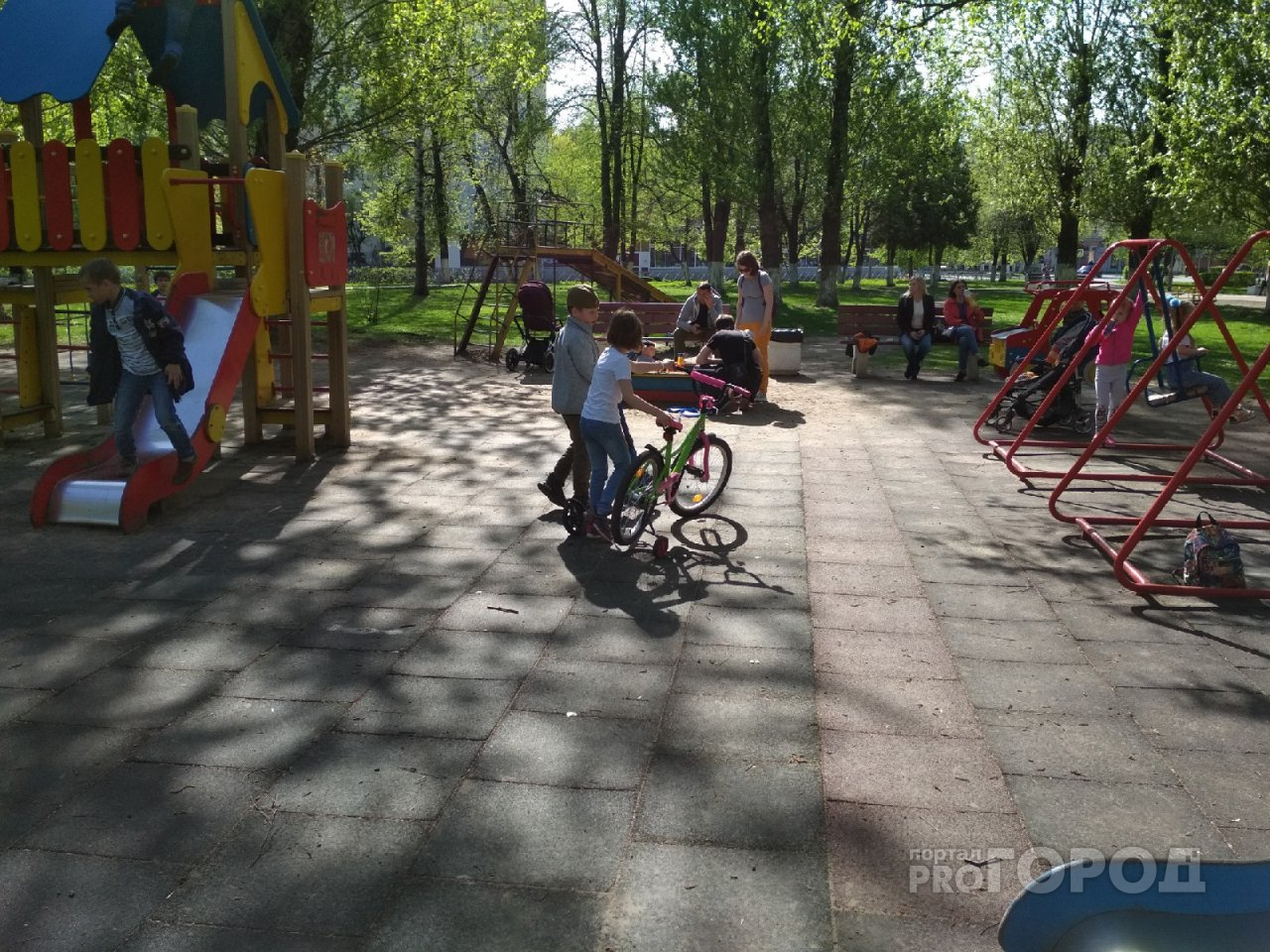 "Будут сидеть до ночи": Медведев предложил детским садам перейти на "семейный график"