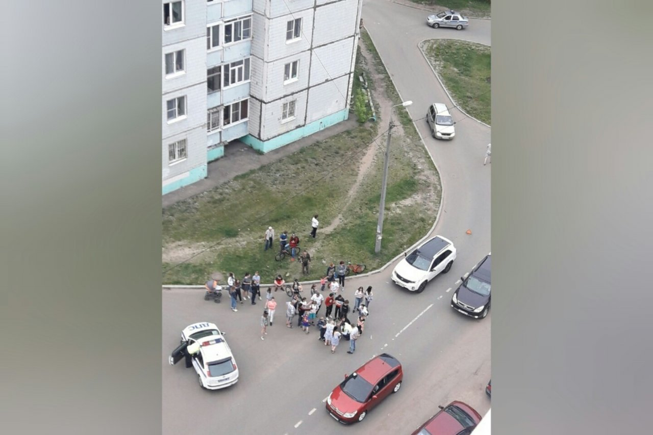 Дети столпились вокруг: в Ярославле сбили ребенка у школы