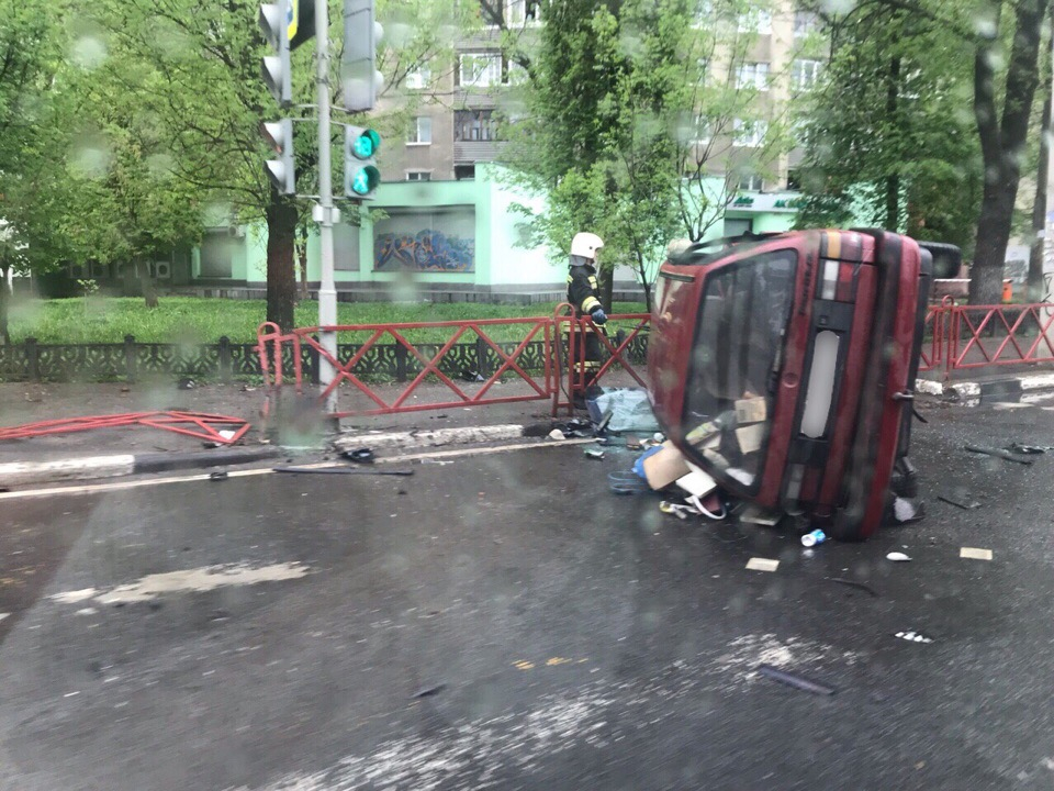 Авто перевернулось на бок: подробности ДТП в центре Ярославля