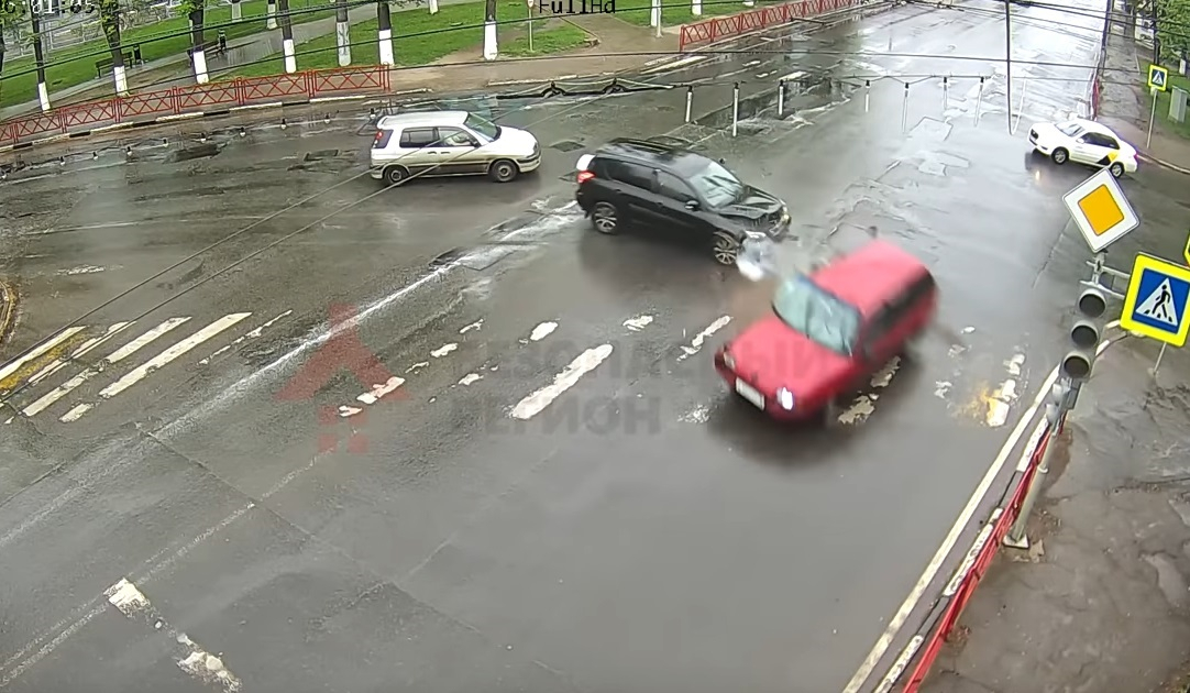 Авто врезалось в светофор и перевернулось на бок: видео ДТП в Ярославле