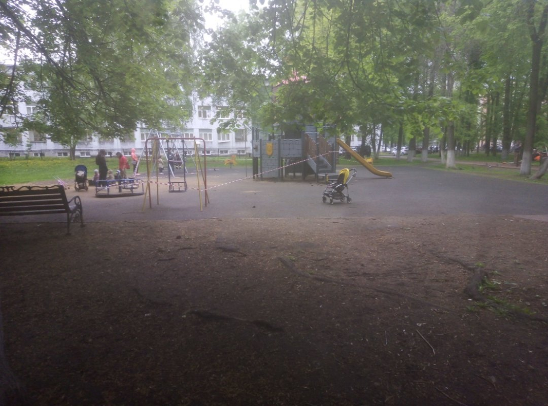 Туда не суйтесь: в центре Ярославля опечатали детскую площадку