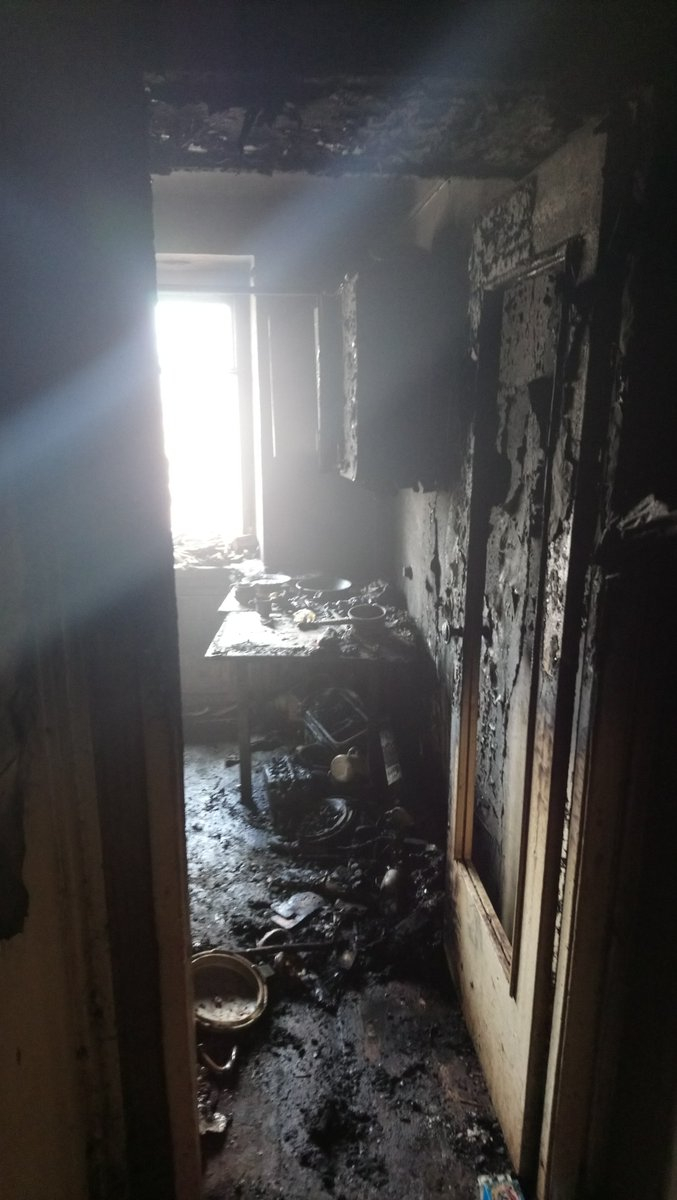Полыхали стены и потолок: в ночном пожаре в Ярославле пострадал мужчина