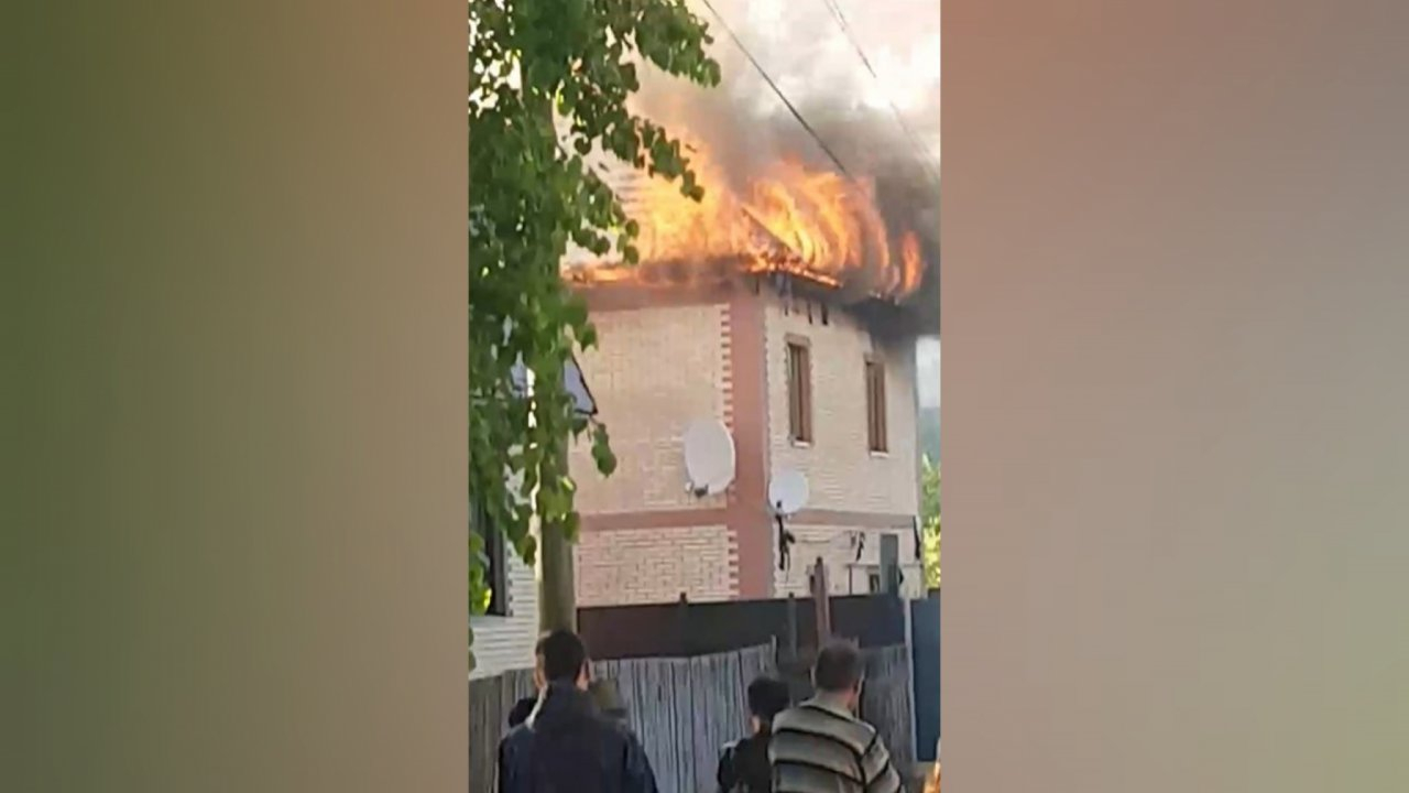 Слышим взрывы газа: в Ярославле полыхает частный дом. Видео