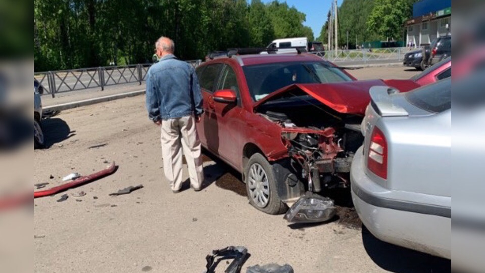 Разбил авто ради ребенка: подробности массового  ДТП, в котором снесло забор в Ярославле