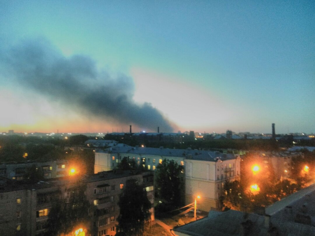 Клубы черного дыма в городе: подробности ночного пожара в Ярославле