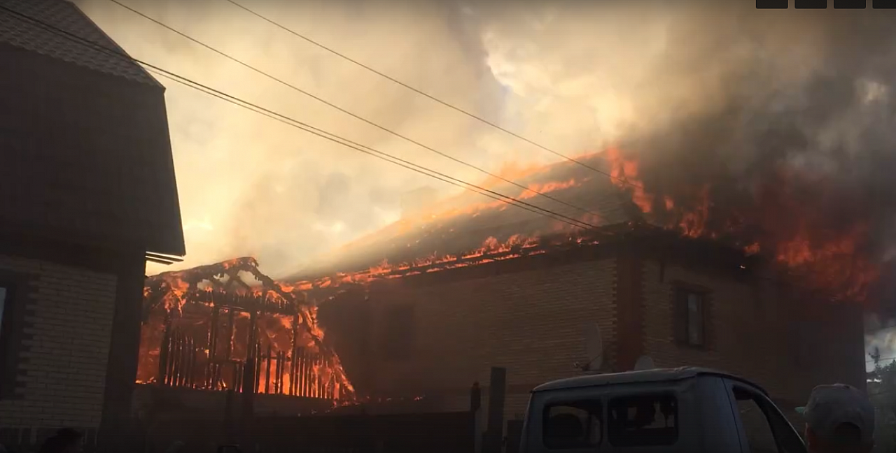 Столпились возле чужого горя: в Ярославле из-за взрыва газа сгорел дом