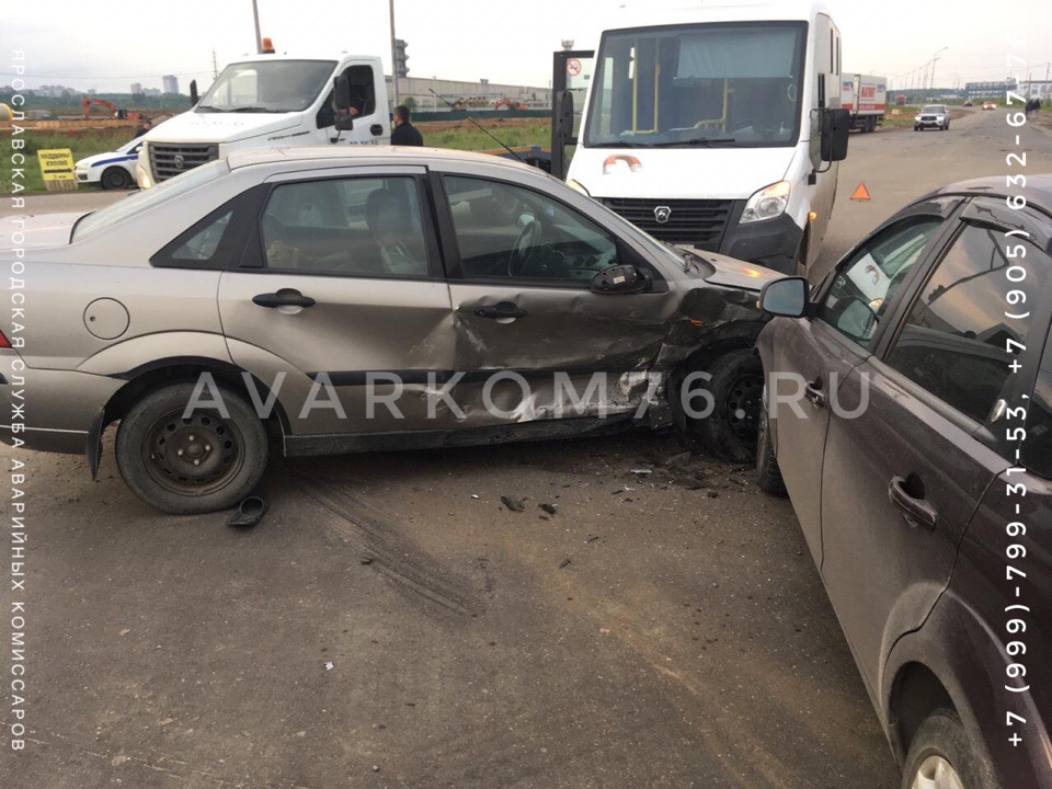 «Испугались визга тормозов»: две иномарки влетели в микроавтобус-развозку в Ярославле