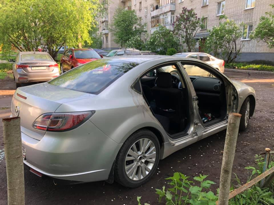 Вандалы крушат авто, оставленные в центре Ярославля