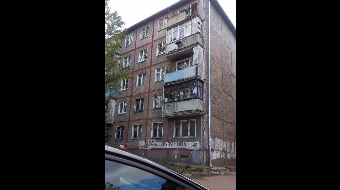 "Покормите, родные": голодная бабушка с балкона умоляет ярославцев о помощи. Видео