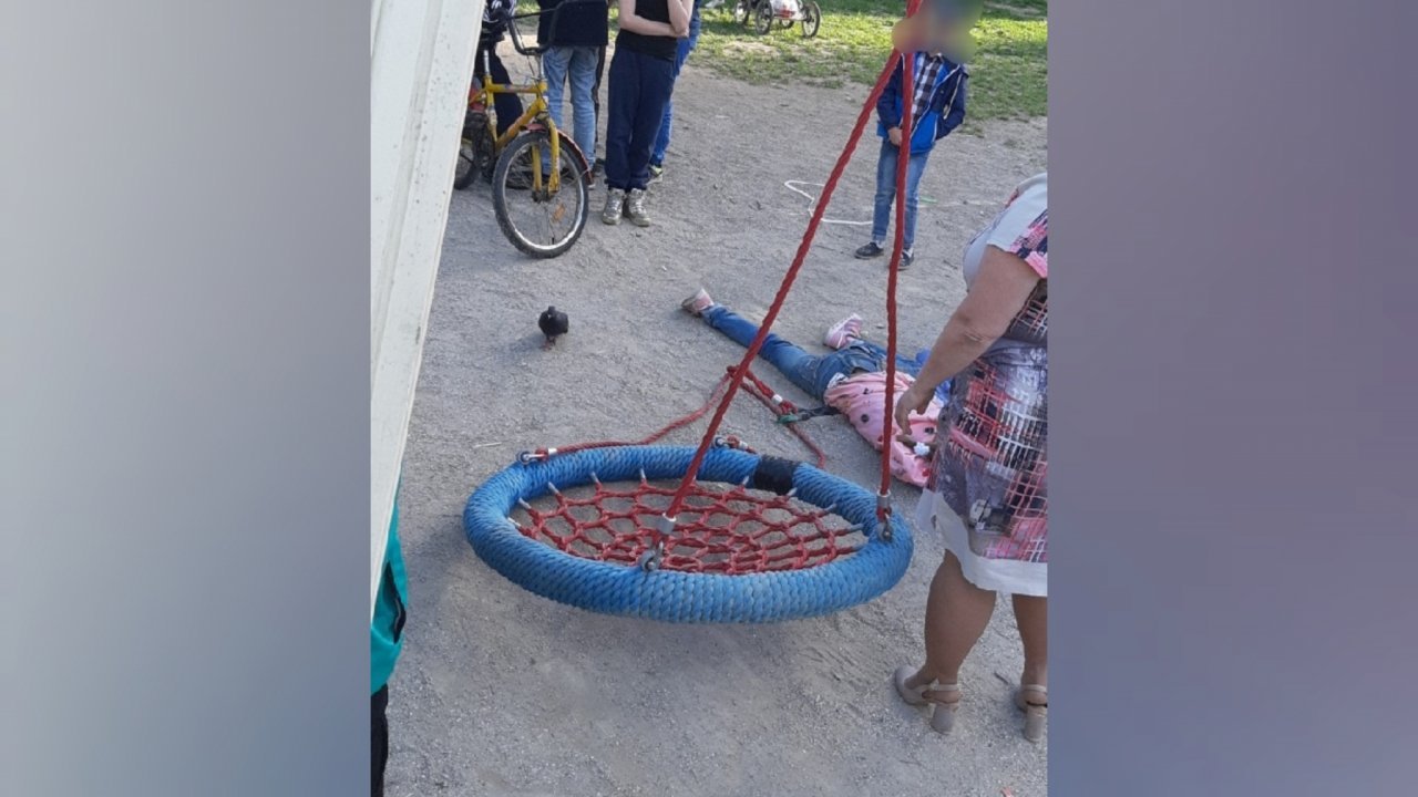 Малышка не шевелилась: качель с детьми рухнула в Ярославле