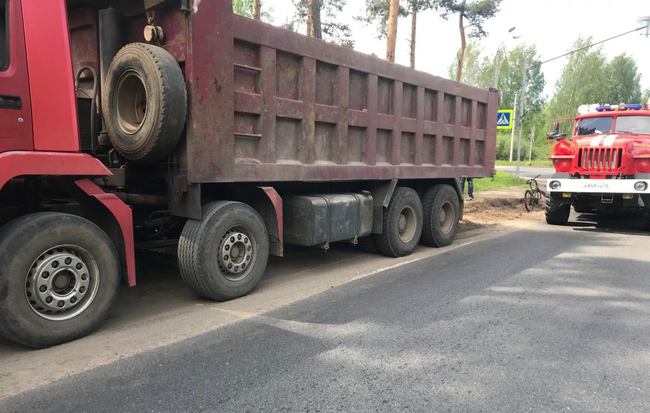 Раздробило ребра: под грузовик попала велосипедистка из Рыбинска. Подробности ДТП
