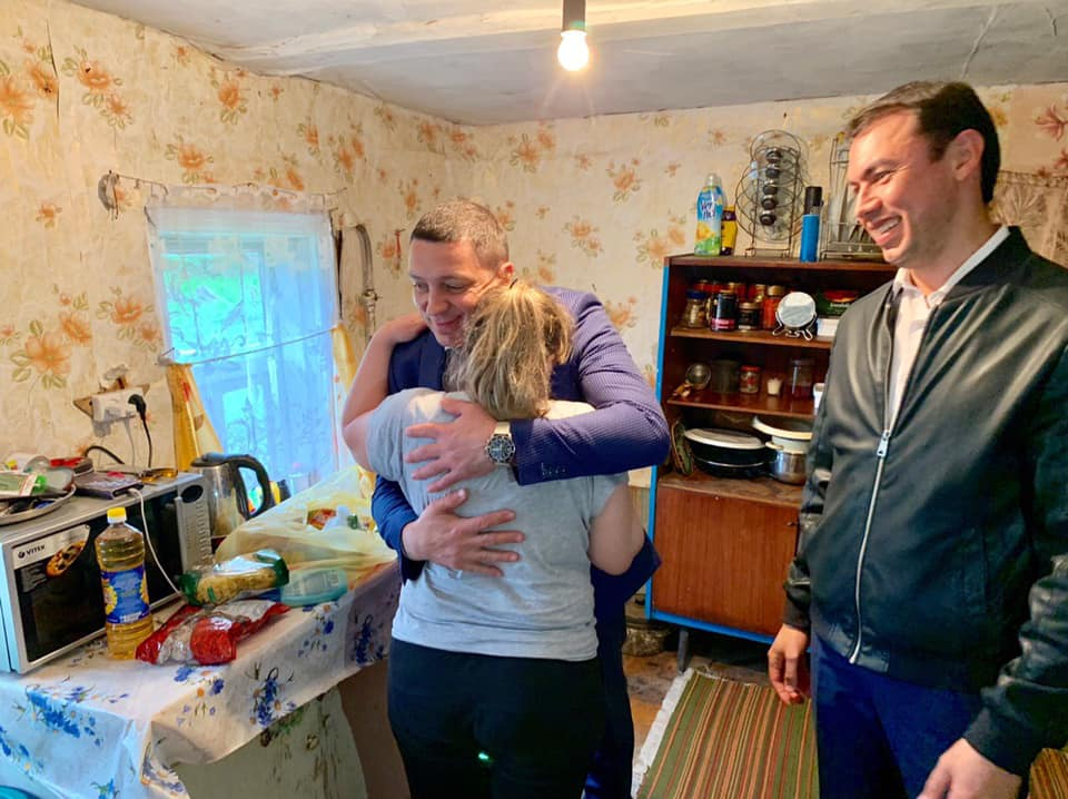 Кинулась за паспортом в горящий дом: в Ярославле помогают многодетной семье, оставшейся без крова