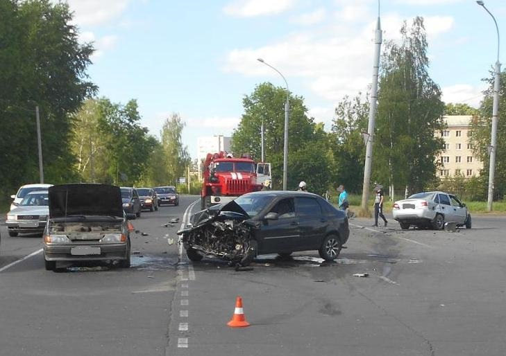 "Авто всмятку": в массовом ДТП пострадали водители из Рыбинска