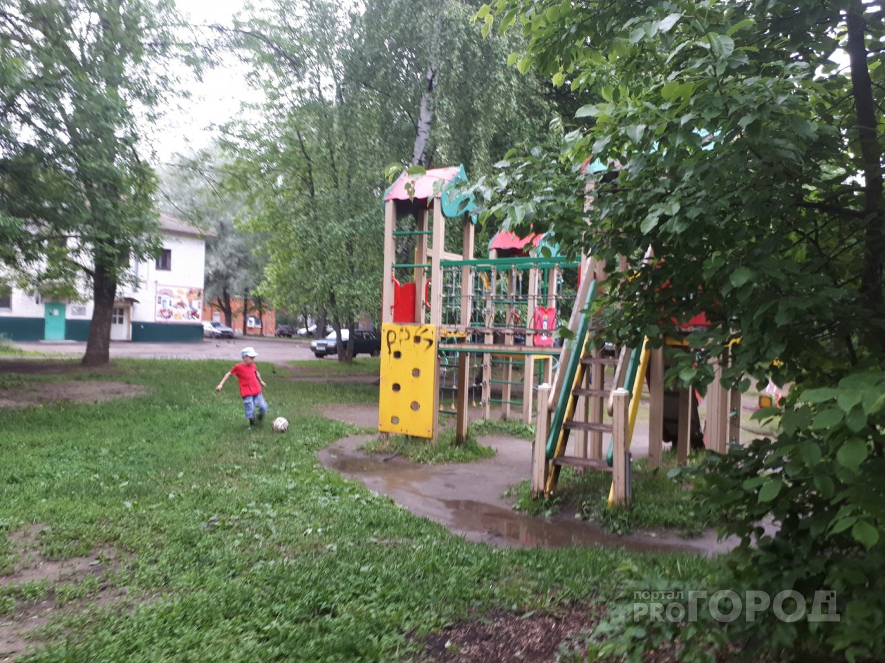 Каждый день ждем беды: опасный детский городок нашли в Ярославле