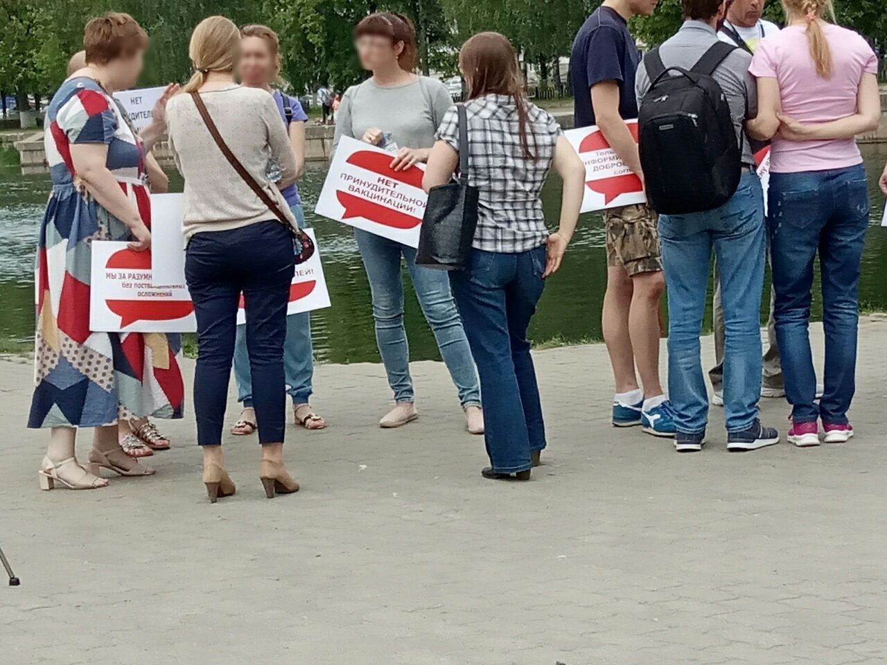 "Дети мрут, как мухи": ярославские мамы вышли на улицы с плакатами против вакцинации
