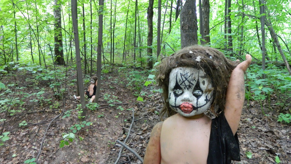 Сатанинская звезда и глаза на выкате: страшную куклу нашли в ярославском лесу