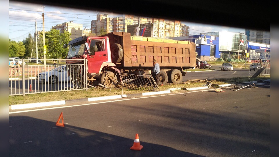 Сметал все на своем пути: подробности аварии с КАМАЗом в Ярославле